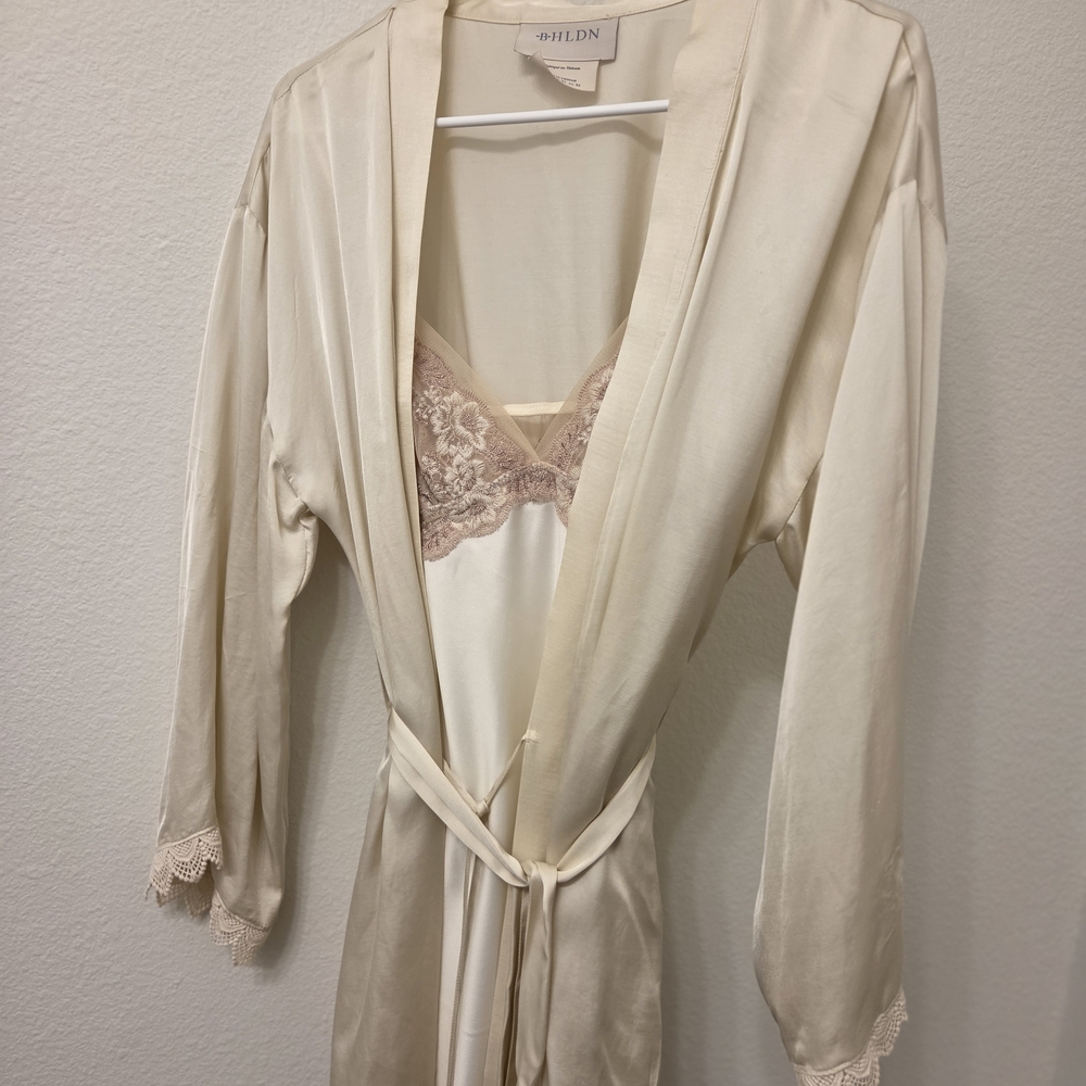 BHLDN Ivory Satin Bridal Robe Lace Trim Wedding Getting Ready Robe Size XS